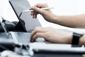 Persona dando clases particulares online desde casa con videollamada en España