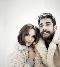 Müjdat gezen sanat merkezi konservatuarı, tiyatro bölümü ve bilgi üniversitesi, sahne ve gösteri sanatları performans bölümü mezunudur. Enis Arikan Celebrity Age Weight Height Net Worth Dating Facts