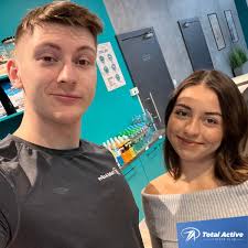 🫶| ENERGIA I WSPARCIE W JEDNYM MIEJSCU Hubert motywuje Cię na siłowni, a  Sandra wita ciepłym uśmiechem już od progu😍. Wchodząc, wiesz, że czeka na  Ciebie motywacja, profesjonalizm i pozytywna energia🤝. Z