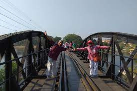 Semasa pendudukan jepun di burma, tawanan perang bersekutu terpaksa membangun keretapi burma.myanmar railways telah mengembangkan rangkaiannya sejak tahun 1988. Jangan Lupa 4 Perkara Ini Ketika Menelusuri Sejarah Perang Negara Gajah Putih Destinasi Mstar