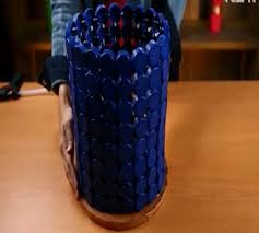 Botol plastik bekas, spon/flanel, spon glitter, renda. Keranjang Tempat Sampah Dari Tutup Botol Plastik Bekas