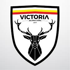 Herb miejski jeleniej góry stanowi na srebrnej tarczy herbowej czerwony jeleń, skierowany w prawo, stojący na trzech górach koloru zielonego. Victoria Jelenia Gora Autor Logo Jakub Hype Facebook