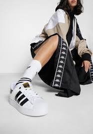 Der kultige adidas superstar sneaker überzeugt mit seinem obermaterial aus leder und mesh und seiner abriebfesten gummiaußensohle. Adidas Originals Superstar Bold Sneaker Low Footwear White Clear Black Gold Metallic Weiss Zalando De