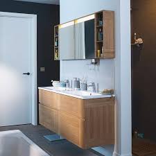 Le blanc est la couleur phare des salles de bains. Du Bois Clair Dans La Salle De Bains Diaporama Photo