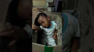 Rasa gembira mungkin saja timbul dari mana aja. Anak Kecil Tidur Di Dalam Kardus Lucu Banget Youtube