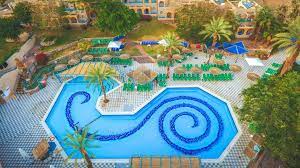 Şezlong ve şemsiyelerle çevrili açık yüzme havuzu yıl boyunca hizmet. Club In Eilat Coral Beach Villa Resort Eilat Updated 2021 Prices