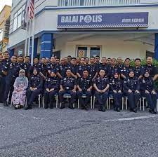 Kamaruddin (tengah) menunjukkan laporan polis yang dibuat di balai polis ayer keroh hari ini berhubung penyiaran gambar presiden pas dalam keadaan mengaibkan di sebuah laman facebook sejak semalam. Balai Polis Ayer Keroh Home Facebook