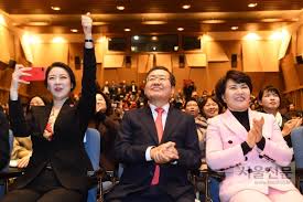 홍준표 키드 & 제2의 나경원! ì„œìš¸í¬í†  í™ì¤€í'œ ì¶œíŒê¸°ë…íšŒ ì°¸ì„í•œ ë°°í˜„ì§„ ì„œìš¸ì‹ ë¬¸
