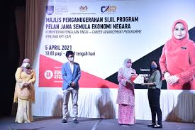 Kementerian pengajian tinggi (tulisan jawi: Kpt Majlis Penganugerahan Sijil Program Penjana Semula Ekonomi Negara Kementerian Pengajian Tinggi Career Advancement Programme Penjana Kpt Cap Di Royal Lake Club Taman Tasek Perdana Kuala Lumpur