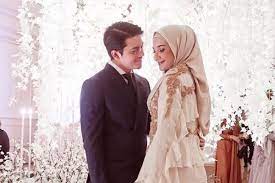 Ada baju kondangan muslim syar'i couple pernikahan brokat batik terbaru. 10 Ide Baju Kondangan Bareng Pasangan Ala Seleb Indonesia