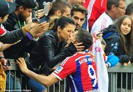 Anna stachurska lewandowska aka anna lewandowska is the stunning wife of polish soccer player robert lewandoski. Lewandowski Kisses His Wife Anna Stachurska After His Side Completed A Routine Victory Casais De Futebol Casal Tumblr Fotos Fotos De Casais