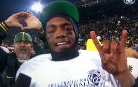 Oregon QB Darron Thomas Throws Up Hook 'Em Horns Sign (Picture)