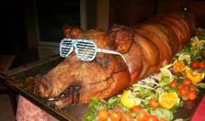 Un aspetto fondamentale per la riuscita della porchetta di ariccia è la raccolta dei liquidi di cottura dentro una placca di metallo posizionata sotto lo spiedo. Hasta La Porchetta Siempre La Signora Delle Sagre Viene Celebrata Nel Libro Di Raffaele Venditti Dagospia