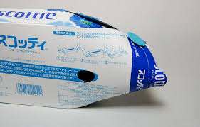 底にある穴を開けます リサイクルクラフト こいのぼり 手作り 子ども 手作りおもちゃ 幼児