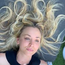 If you're hurting… hold on. Love shows up quietly, and sometimes, that's  when it saves you. 😇💗