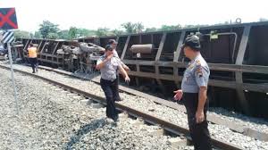 Pt kereta api indonesia daerah operasi 8 surabaya. Ka Barang Dari Surabaya Tujuan Tanjung Priok Anjlok Semarang Begini Kondisi Lalu Lintas Kereta Tribunnews Com Mobile