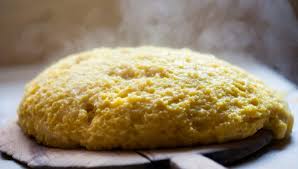 La polenta è una preparazione invernale tipica del nord italia che compare in tantissime ricette regionali: Polenta Tradizionale Ricetta Polenta Mais Ottofile E Pignoletto