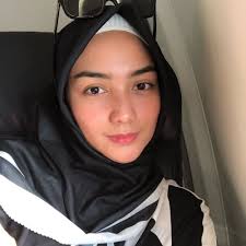 Setahuku ada 2 varian moisturizer wardah perfect bright, ada yang spf 28 yang diformulasikan untuk kulit normal cenderung kering seperti kulitku, dan varian for normal skin yang mengandung spf 15 serta oil control agent untuk kulit normal cenderung berminyak. Bintang Iklan Krim Wajah 10 Artis Ini Menawan Walau Tanpa Makeup