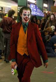 17 New Photos Of Joaquin Phoenix In Clown Makeup Reveal Hints At The Joker Origin Movie Joker Film Joker Joaquin Joker