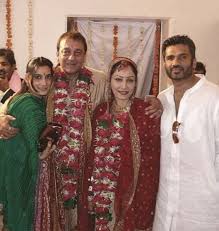 Sunielshetty With Wife Manashetty At Sanjaydutt Maanayatadutt S Wedding Indian Celebrities Vintage Bollywood Bollywood Wedding