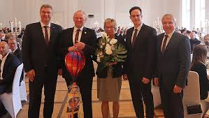 We would like to show you a description here but the site won't allow us. Nach 46 Jahren Vr Bank Mr Fusion Manfred Gerhard Verabschiedet