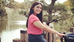 Namanya mulai dikenal sejak membintangi sinetron putri di sctv. Hjn3xfc9u1ajjm