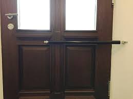 Performances et sécurité renforcés étanchéité à l'air, étanchéité à l'eau, confort thermique, résistance aux vents violents, système de fermeture par renvoi d'angle, gâches métalliques, galets champignons, fiches symétriques, toutes les. Ferme Portes Direkt Applications Dictator