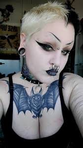 Introduction to Mara, a queer florist from Calgary