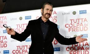 Avec son épouse carla, ils ont élevé leur fille bianca et leur fils andrea dans un esprit laïciste. Beata Ignoranza Il Film Con Marco Giallini Popcorn Tv