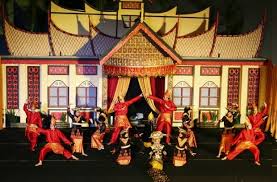 Saya menyadari makalha ini masih jauh dari kesempurnaan, oleh karena itu saya mohon kritik dan sarannya untuk kesempurnaan pembuatan makalah dikemudian hari. Teater Tradisional Dan Modern Ciri Jenis Unsur Contoh