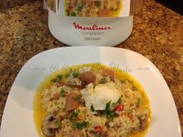 Que tal preparar uma refeição deliciosa para saborear em família? Arroz De Salsichas E Cogumelos Com Ovo Escalfado Companion Receitas Salsichas Receitas De Arroz