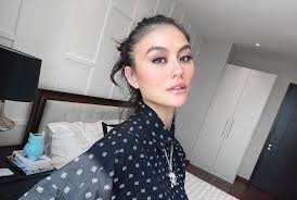Agnez mo performings hit single na na na at the smartfren wow virtual concert event 2020. Agnez Mo Is Said To Be Close To Ariel Noah Melly Goeslaw Gave A Hard Code Okezone Celebrity
