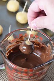 How To Make Creamy Chocolate Peanut Butter Balls Or Buckeyes With 4 Ingredients Easy No Bake Candy Peanut Butter Balls Valentines Recipes Desserts Desserts