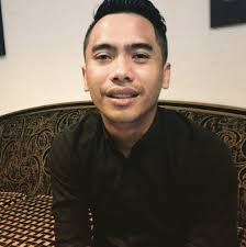 Ammar titan & produser (sts) didakwa di mahkamah berikutan menghina dan mempersendakan nama mendiang bapa pelari pecut negara, watson nyambek menerusi program 'sukan tak sentral' (sts), pelawak dan pengacara, ammar titan telah didakwa di mahkamah majistert sibu semalam. Isu Hina Watson Nyambek Akui Diugut Bunuh Menerusi Kiriman Emel Ammar Titan Alami Tekanan Kisah Dunia