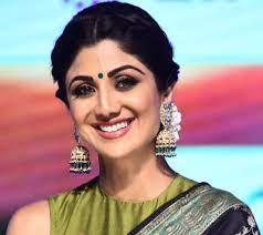 The following year she delivered another blockbuster hit main khiladi tu anari (1994) where she starred with akshay kumar and saif ali khan. Shilpa Shetty Bio Age Yoga Son Family Net Worth Wiki