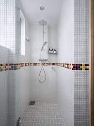 白いモザイクタイルが爽やかなシャワールーム ビーチスタイルの邸宅には必須です カラフルなボーダーでアクセントをつけました 浴室リフォーム シャワールーム リフォーム 実例