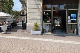 Per fare un esempio, la croazia attira molti flussi, anche di quelli che prima venivano in italia, grazie anche a costi dei servizi più contenuti. H3tlbo3kg8sncm