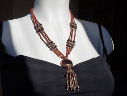 Collier Triple Avec Une Graine Porte Bonheur œil De Bœuf Des Graines De Flamboyant Et De Canna Indica Collier P Collier Porte Bonheur Motifs Collier Perles