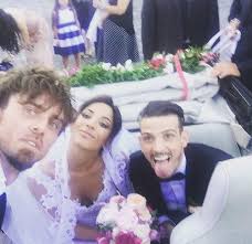 I due sono coetanei (classe 1991), romani e romanisti, al punto da una coppia quindi normale: Matrimonio Giallorosso Alessandro Florenzi Ha Sposato Ilenia Foto