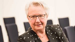 She was the federal minister of education and research in the government of cha. Botschafterin Schavan Warnt Vor Zu Grossen Erwartungen An Papst Kirche Leben