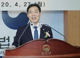 법무부가 26일 차기 검찰총장 후보자 명단을 추천위원들에게 전달했다. 05nqeowzw8atem
