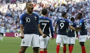 توج المنتخب الفرنسي لكرة القدم بلقبه العالمي الثاني إثر فوزه على المنتخب الكرواتي وفي الشوط الثاني، أصبح الأداء سجالا بين الفريقين، وباغت المنتخب الفرنسي منافسه. ØªØµÙÙŠØ§Øª ÙƒØ£Ø³ Ø£ÙˆØ±ÙˆØ¨Ø§ 2020 ØªØ¹Ø¯ÙŠÙ„ ØªØ´ÙƒÙŠÙ„Ø© Ø§Ù„Ù…Ù†ØªØ®Ø¨ Ø§Ù„ÙØ±Ù†Ø³ÙŠ Ø±ÙŠØ§Ø¶Ø© Ø¹Ø±Ø¨ 48