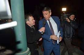 Jan jambon (54) de vicepremie­r en minister van binnenland­se zaken woont met zijn echtgenote en vier kinderen in brasschaat, maar hij is geboren en opgegroeid in genk. Wetstraatjournalist Johny Vansevenant Wat We Nu Meemaken Is Nog Nooit Gebeurd Kw Be