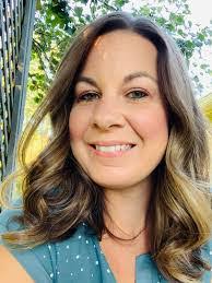 Lindsey Austin's Instagram, Twitter & Facebook