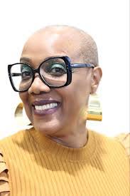 Lindsay Upton's Instagram, Twitter & Facebook