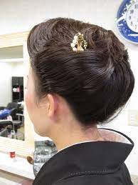 早朝から黒留袖にてご来店ヘアアップが完成しました 本番では日ごろの練習成果を出してくださいませ ヘアアップはオーソドックスな感じにまとめました 黒留袖にはヘアアップが似合います ご主人も 出来立て を アップヘア ヘアスタイリング 美髪