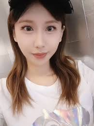 體驗一下穿著自己設計的衣服, 走跳的感覺 ~ , 來到台北表演藝術中心, 剛好也是銀色內裝, 太喜歡這種剛剛好的巧合啦😍,  （來看表演，事前完全不知道裡面裝潢幾乎都是銀色~好美）, MNi炫彩款 T恤, Design by Minnie Hung, #媗妮 #design  #designer #tshirt #photo