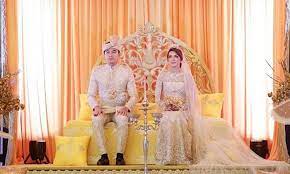 Amyra telah melangsungkan pertunangan dengan pelakon dazrin kamaruddin pada 25 ogos 2013. Majlis Kedua Resepsi Perkahwinan Amar Baharin Amyra Rosli