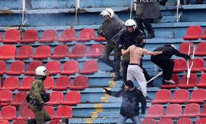 Η αστυνομία διέλυσε την πορεία στο ύψος της πλατείας νέας σμύρνης. Nea Epeisodia Sto Paniwnios Atromhtos Fwtobolides 3ylo Kai Dakrygona Sth Nea Smyrnh Video Photos Onsports Gr