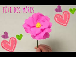 Découper des bandes de 8 cm de large : Comment Faire Une Fleur En Papier Crepon Diy Cadeau Fete Des Meres Youtube